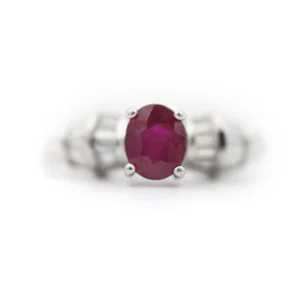 Anello in oro bianco con rubino ct 0,70 Burma e diamanti