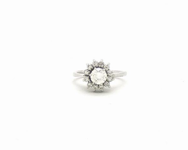 Anello in oro bianco con diamante centrale CT 0,65 e diamanti a contorno