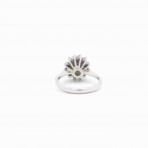 Anello in oro bianco con diamante centrale CT 0,65 e diamanti a contorno - immagine 2