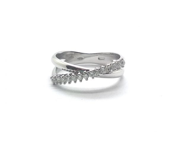 Anello in oro bianco con diamanti