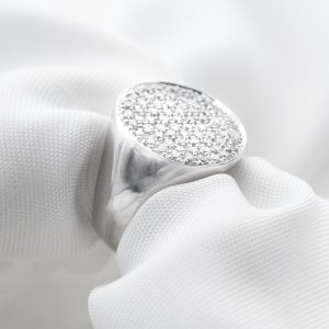 Anello sigillo con pavè di diamanti in oro bianco - immagine 4