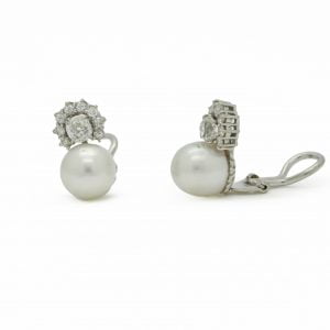 Orecchini in oro bianco con perle Australia, diamante centrale e pavè - immagine 2