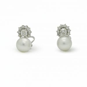 Orecchini in oro bianco con perle Australia, diamante centrale e pavè