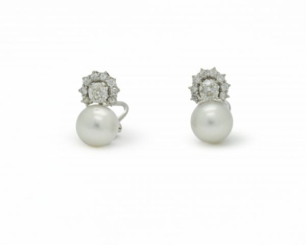 Orecchini in oro bianco con perle Australia, diamante centrale e pavè