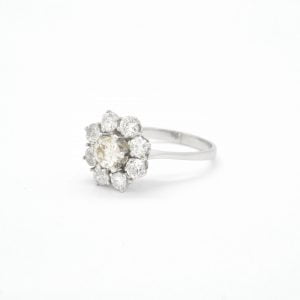 Anello in oro bianco con diamante centrale ct 0,70 e diamanti a contorno - immagine 4