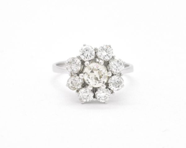 Anello in oro bianco con diamante centrale ct 0,70 e diamanti a contorno