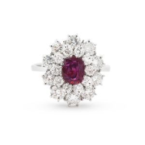 Anello in oro bianco con rubino ct 1 Cambogia e diamanti a contorno