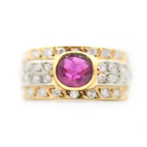 Anello in oro giallo con rubino ct 0,80 Thailandia e diamanti
