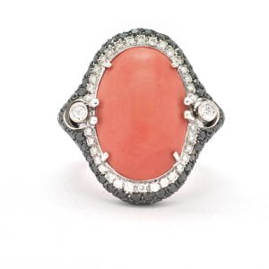 Anello in oro bianco con corallo e diamanti