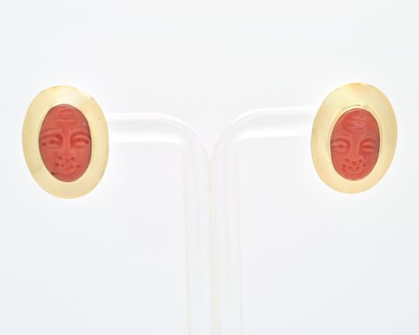 Orecchini in oro giallo con corallo