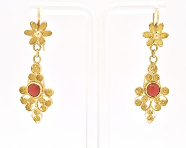 Orecchini fiore con corallo e oro
