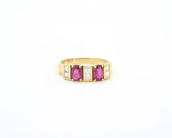 Anello in oro giallo con rubini e diamanti