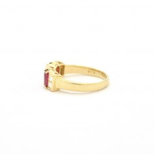 Anello in oro giallo con rubini e diamanti - immagine 2