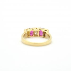 Anello in oro giallo con rubini e diamanti - immagine 3