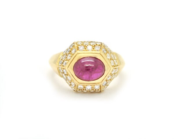 Anello in oro giallo con rubino ct 2,5 taglio cabochon e diamanti