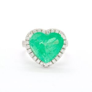 Anello in oro bianco con smeraldo ct 6,60 Colombia taglio cuore e diamanti