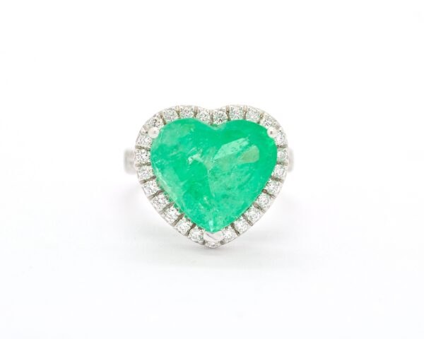 Anello in oro bianco con smeraldo ct 6,60 Colombia taglio cuore e diamanti