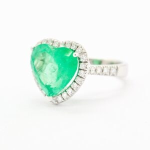 Anello in oro bianco con smeraldo ct 6,60 Colombia taglio cuore e diamanti - immagine 3