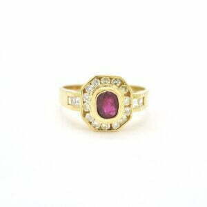 Anello in oro giallo con rubino Birmano ct 0,50 e diamanti