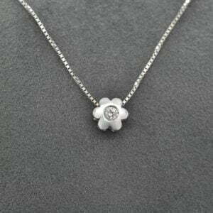 Collana puntoluce fiore in oro bianco con diamante ct 0,05