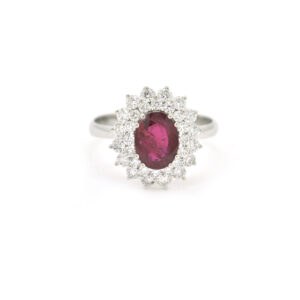 Anello in oro bianco con rubino Ct 1,73 Mozambico e diamanti a contorno