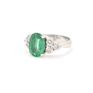 Anello in oro bianco con smeraldo ct 3,47 Zambia e diamanti - immagine 2