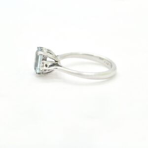 Anello in oro bianco con topazio Ct 0,90 e diamanti - immagine 2