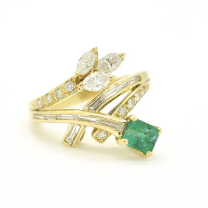 Anello in oro giallo con smeraldo ct 0,50 e diamanti