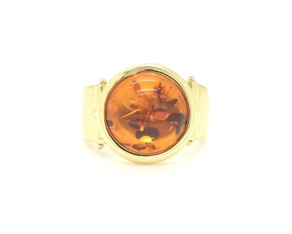 Anello in oro giallo con ambra
