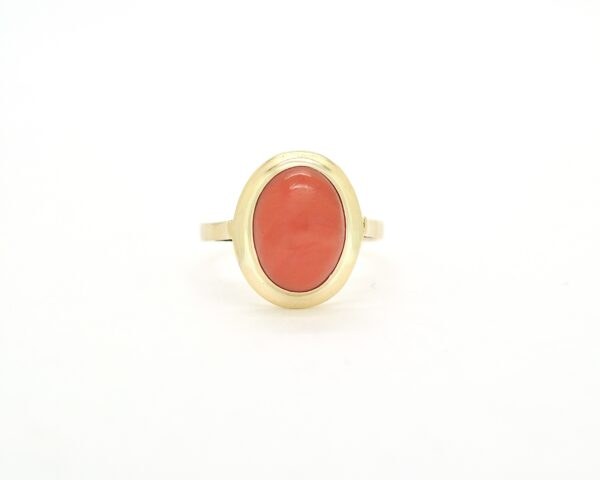 Anello in oro giallo con corallo