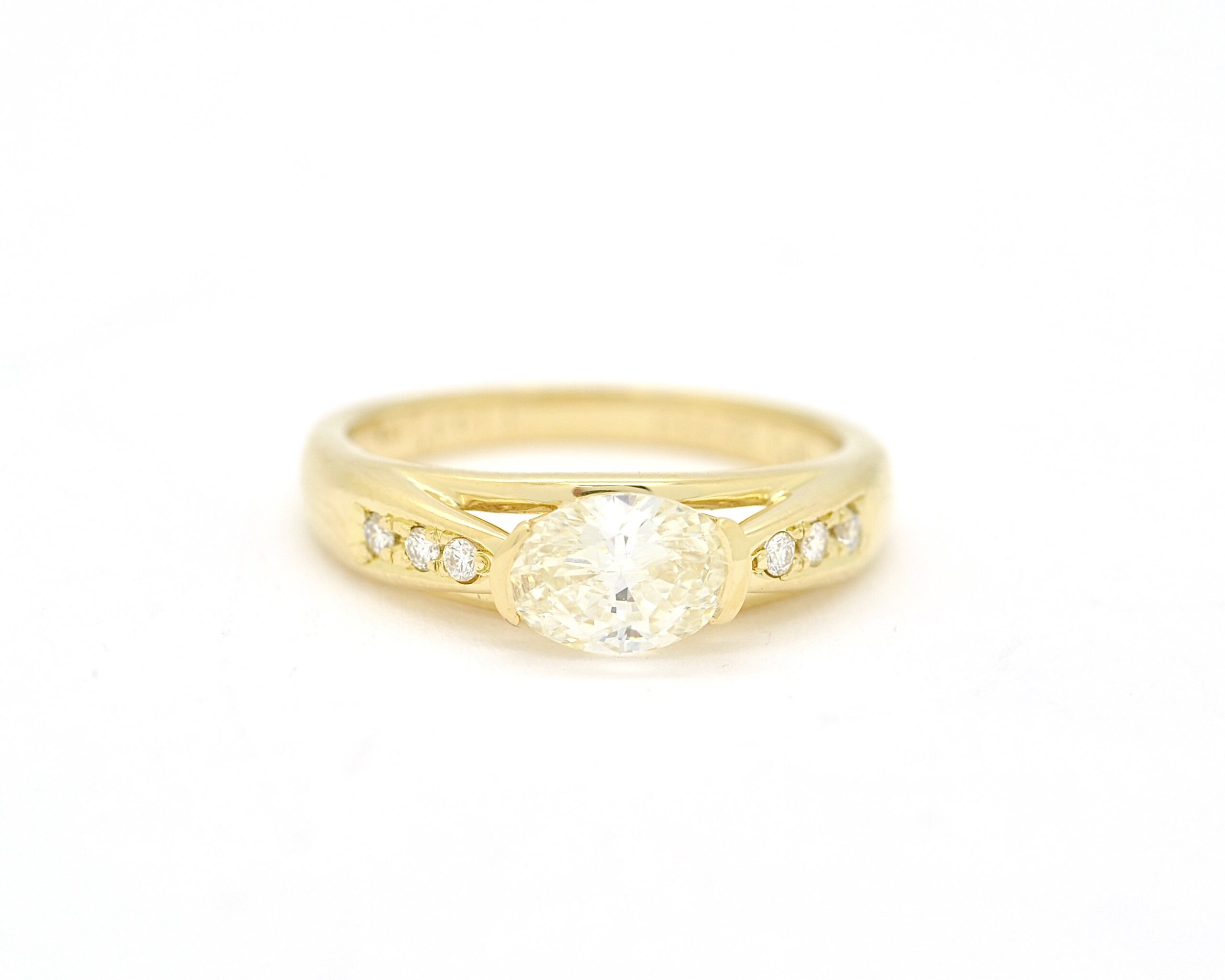 Anello in oro giallo con diamante ovale Ct 1 - GIOIELLERIA ROMA ...