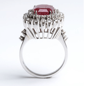 Anello in oro bianco con rubino ct 8,93 Burma non scaldato e  diamanti a contorno - immagine 4