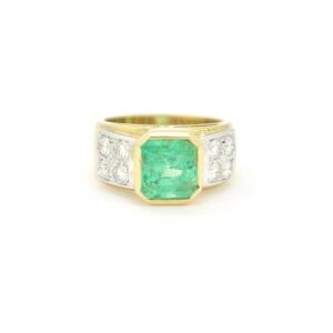 Anello in oro giallo con smeraldo e diamanti