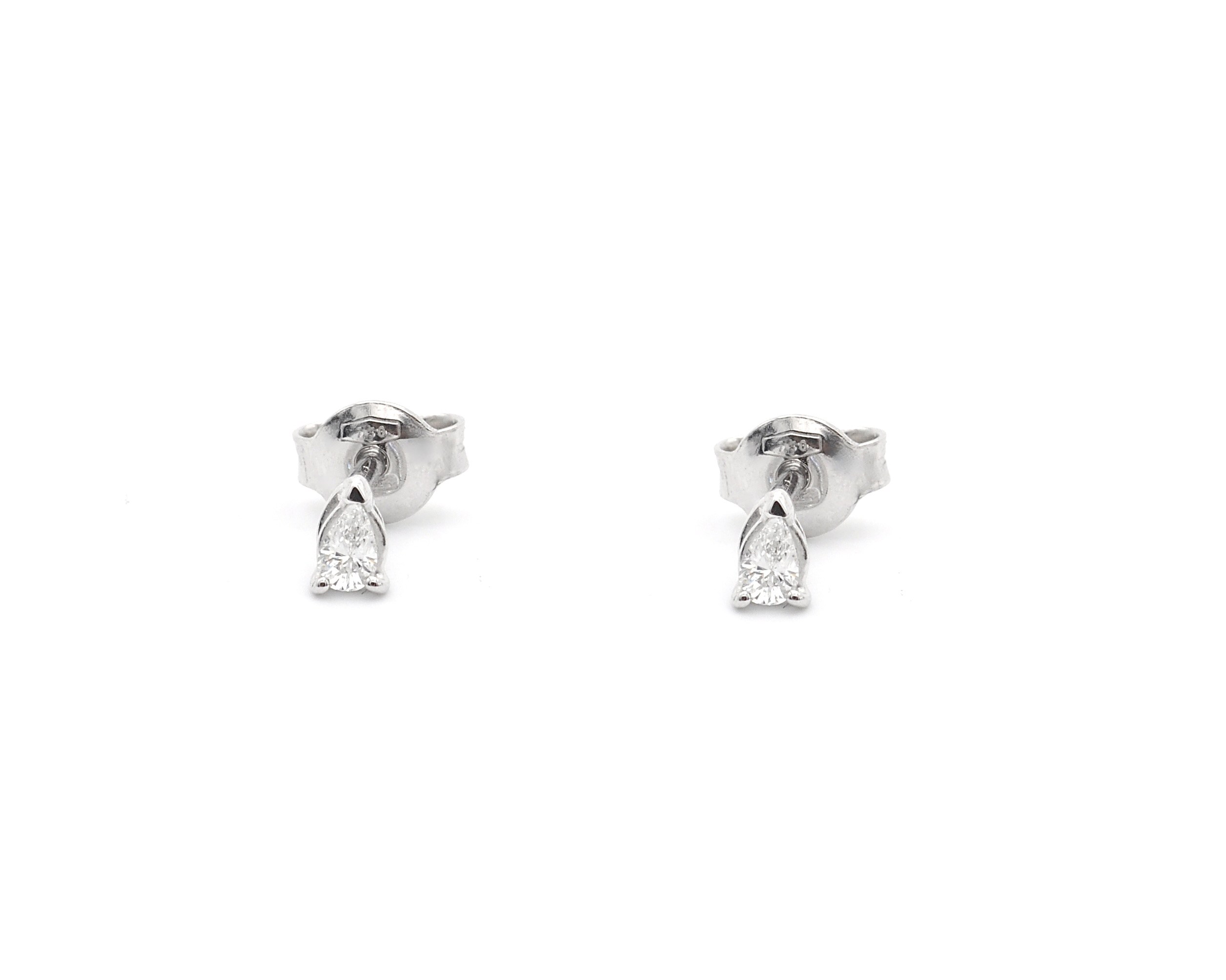 Orecchini in Oro bianco con Smeraldo taglio a Goccia e Diamanti Rotondi Orecchini in Oro bianco con Smeraldo taglio a Goccia e Diamanti Rotondi