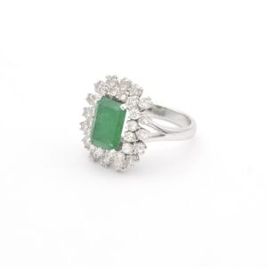 Anello in oro bianco con smeraldo ct 2,81 e diamanti - immagine 2