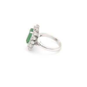 Anello in oro bianco con smeraldo ct 2,81 e diamanti - immagine 3