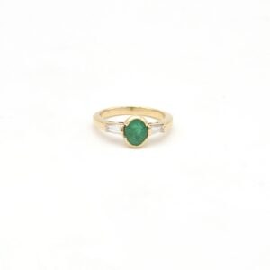 Anello in oro giallo con smeraldo ct 0,60 e diamanti taper