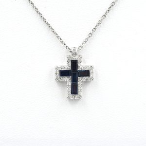Collana in oro bianco con ciondolo croce zaffiri e diamanti