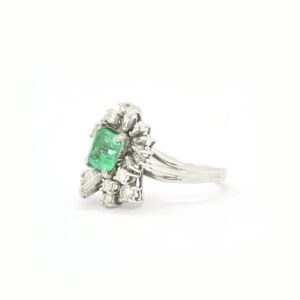 Anello in oro bianco con smeraldo ct 1,81 Colombia e diamanti - immagine 2