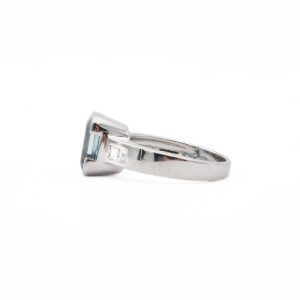 Anello in oro bianco con acquamarina 2,9 ct e diamanti 0,20 ct - immagine 2