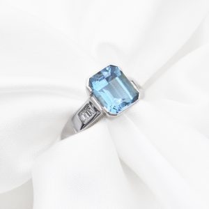 Anello in oro bianco con acquamarina 2,9 ct e diamanti 0,20 ct - immagine 4