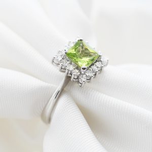 Anello in oro bianco con peridoto e diamanti - immagine 4