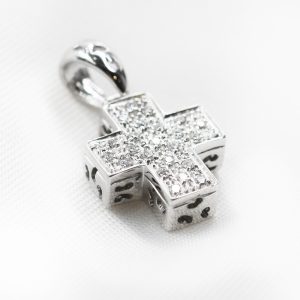Ciondolo croce in oro bianco con diamanti - immagine 2