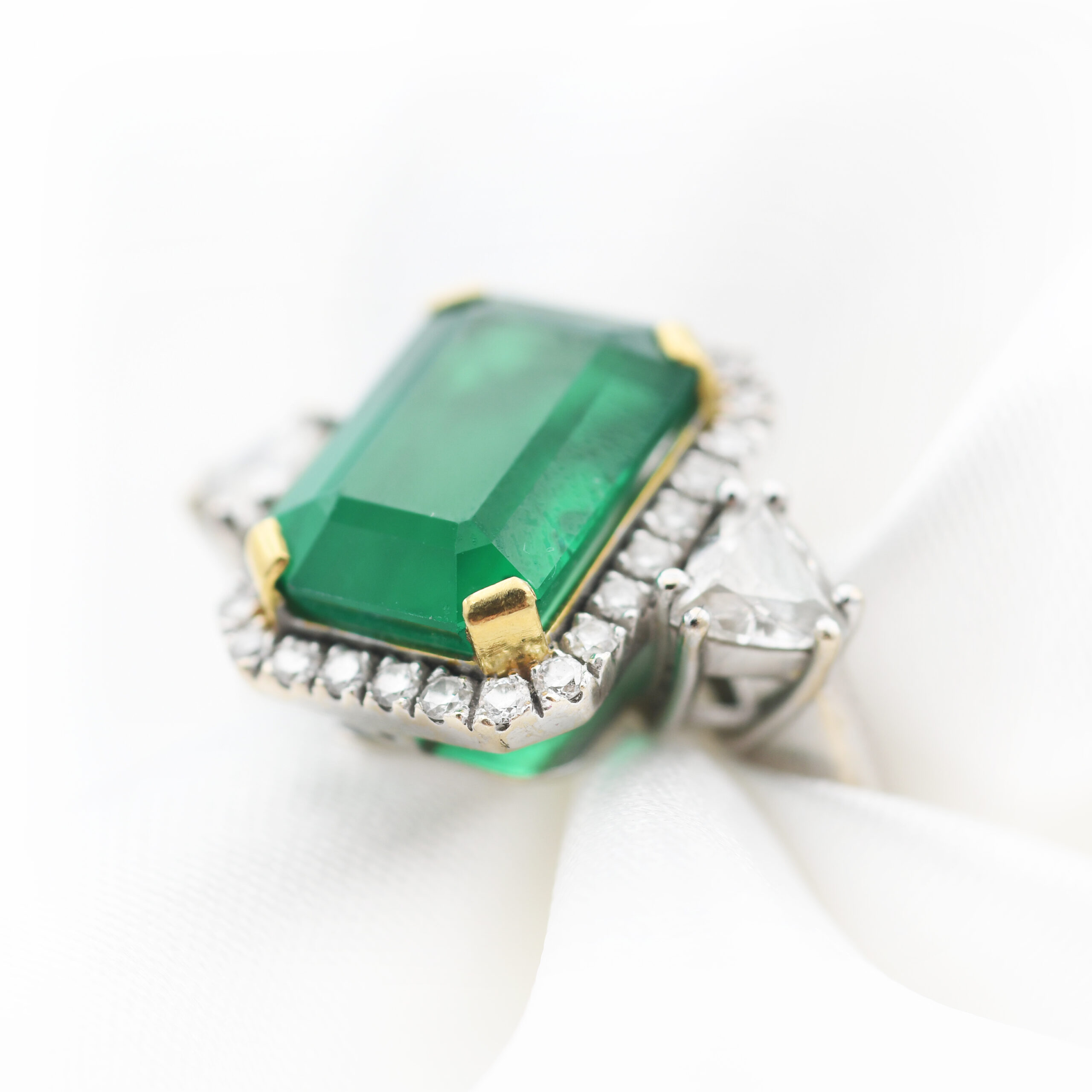 Anello con Smeraldo ct. 5,6 Zambia e Diamanti - immagine 3